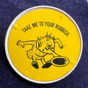 VINTAGE ‘TAKE ME TO YOUR RUBBISH’ PLASTIC BUTTON PIN BADGE ADVERTISING - Picture 1 of 3