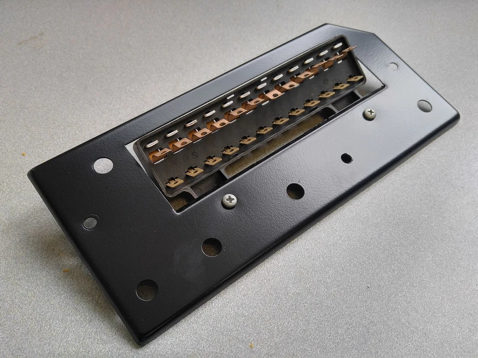 EXCELENTE CAJA DE FUSIBLES ORIGINAL ORIGINAL PORSCHE 914 CON SOPORTE DE MONTAJE NLA 4 Foto 1 de 4