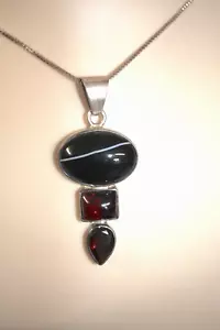 Colgante de 3 piedras de plata de ley fina firmado por Charles Albert con collar de plata - Imagen 1 de 10