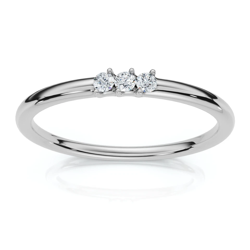 Delicado anillo de boda de aniversario minimalista de 3 piedras de diamantes cultivado en laboratorio de oro de 14 k Foto 1 de 4