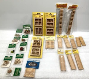 Houseworks #5004 Fenster mit 4 Lichtern, #5017 2 Paneele Rolladen, & Posten - Bild 1 von 8