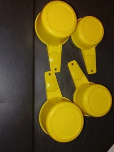 4 misurini vintage Tupperware nido giallo 1/3, 1/2, 2/3, 3/4 tazza vintage - Foto 1 di 6