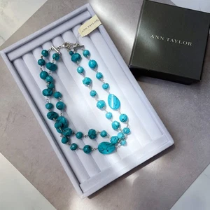 NUEVO CON ETIQUETAS $58 Collar Ann Taylor Turquesa Cuentas 2 Hilos Tono Plata - Imagen 1 de 6