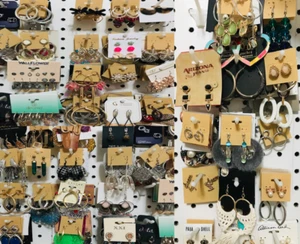 KONVOLUT 40 PAAR OHRRINGE GROSSHANDEL SCHMUCK ALLES NEU AUF KARTEN - Bild 1 von 10