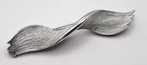 Vintage Lisner signierte strukturierte Bandwirbel Brosche silberfarben 3 1/4" - Bild 1 von 11
