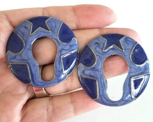 Orecchini vintage smaltati blu cuori e stelle ritagliati buco della serratura traforati 1-11/16" - Foto 1 di 5