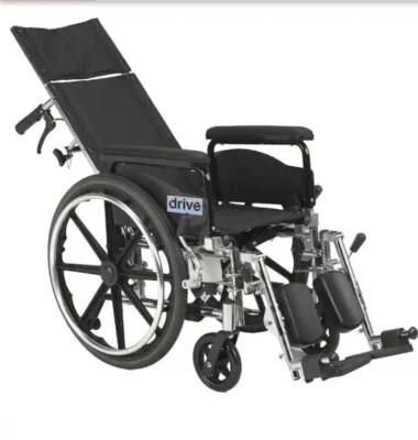 Полностью откидывающееся инвалидное кресло Drive Medical Viper Plus GT 18 дюймов с сиденьем и полными подлокотниками - Изображение 1 из 4