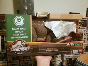 Jurassic World Dinosaur Habitat Defender Triceratops Action Figure Dino Trackers - Picture 1 of 3