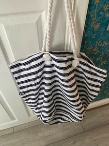 NAUTICAL NAVY AND WHITE STRIPE BEACH BAG.BRAND NEW..ROPE HANDLES..SUMMER/HOLIDAY - Picture 1 of 3