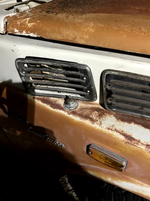 OEM Toyota Land Cruiser FJ55 Side Fender Vent Open or Closed - Image 1 of 2