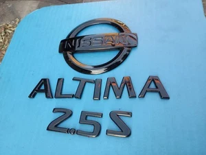 NISSAN ALTIMA 2.5 S GLOSSY BLACK LETTERING 2007-12 REAR EMBLEM W/LOGO OEM USED - Bild 1 von 9