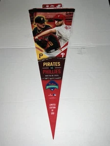 Banderín enrollable Phillies-Pirates 2025 Zack Wheeler-Paul Skenes SGA exclusivo - Imagen 1 de 5
