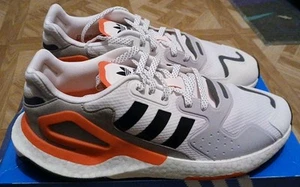 Adidas Day Jogger FY0237 Uomo 11 Bianco/Nero/Grigio/Arancione Nuove - Foto 1 di 6