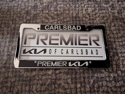 NEW Carlsbad California CA Premier Kia Dealer Plastic Chrome License Plate Frame Foto 1 de 2
