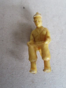 B729 Vintage Homme Assis Bonnet Figurine Jouet Plastique Jaune 2.9 cm X 1.7 cm - Picture 1 of 6