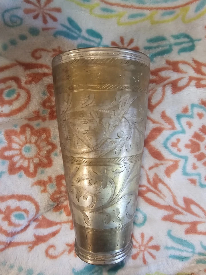 Antigua taza decorativa de vidrio Lassi grabada Taj Mahal de latón tallado a mano rara Foto 1 de 4