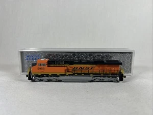 Kato DCC Ready escala N BNSF “Swoosh” ES44AC #5953 nuevo - Imagen 1 de 10