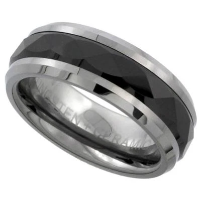 Вольфрамовое обручальное кольцо 8 мм с граненой черной керамической центральной полосой, удобная посадка - Изображение 1 из 2