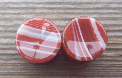 PAR DE TAPONES DE ÁGATA CÓNCAVOS REALES RAYAS ROJAS MEDIDORES JOYERÍA CORPORAL DOBLE ACAMPANADO Foto 1 de 4