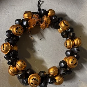 GREAT HALLOWEEN 14" BLACK & ORANGE JINGLE & PUMPKIN SHAPED METAL BELLS WREATH - Picture 1 of 3
