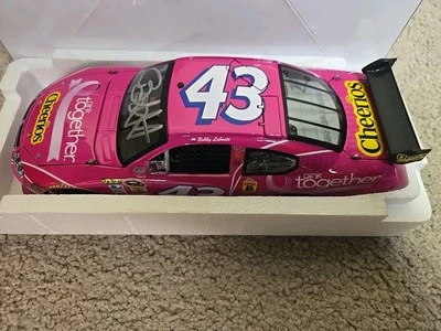 Bobby Labonte 43 Cheerios Susan G Komen 2008 rosa autografiado 1/24 cot raro Foto 1 de 4