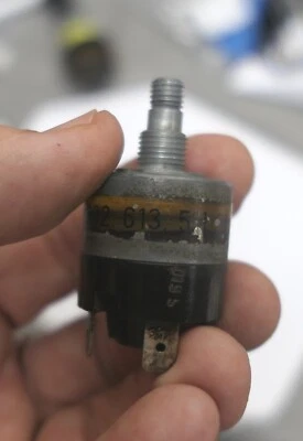 Interruptor de lámpara antiniebla/descongelador trasero Porsche 911 65-73 902.613.511.91 y 901.613.503.20 Foto 1 de 4