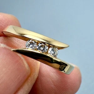 Nueva banda de derivación de 3 diamantes de 0,11 quilates TW oro amarillo de 14 quilates 3,2 g tamaño 6,5 - Imagen 1 de 12