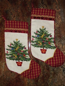 2 C&F Enterprises Weihnachtsstrümpfe mit Nadelspitze - Bild 1 von 10