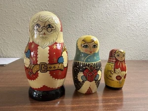 Vintage 3-teiliges handbemaltes Weihnachtsmann verschachteltes Puppen Weihnachten Matroschka Set - Bild 1 von 6