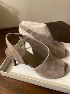 Bandolera de gamuza con tacón de aguja Bandolino, talla 8,5 M, marrón, 2,25 pulgadas, totalmente nueva Foto 1 de 2