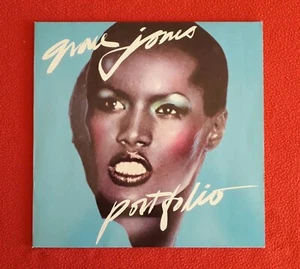 Grace Jones - Portfolio (la vie en rose) - 1a stampa tedesca - MINT - Foto 1 di 8