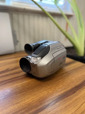 Vintage Y2k Panasonic Palmcorder PV-L779D Camcorder With Camera bag - Image 1 of 4