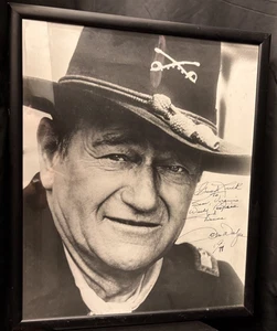 1977 AUTO SIGNED John Wayne gerahmtes Schwarzweiß Portrait Foto 21x25 - Bild 1 von 5
