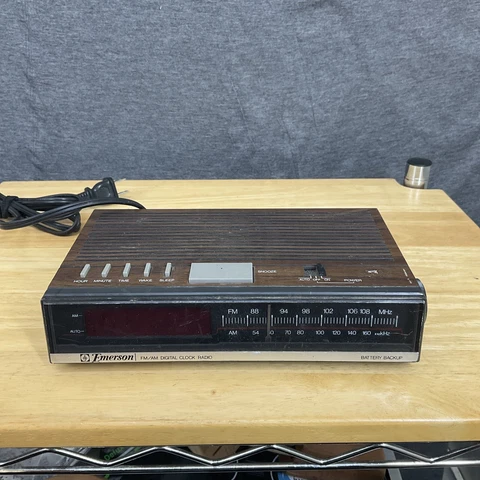 Vintage Emerson AM/FM Digital Alarm Clock Radio RED5511B Wood Grain *Tested* Cover