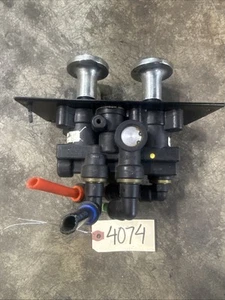 INTERNATIONAL  BENDIX AIR BRAKE VALVE  - P/N: 5001231 - Picture 1 of 7