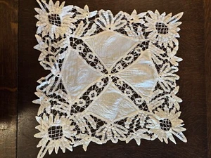 VINTAGE TABLE SQUARE RUNNER BATTENBURG LACE FLOWERS WHITE COTTON - Picture 1 of 5