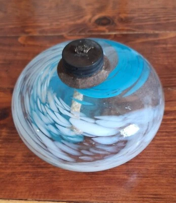 Vidrio de aceite de citronela de mesa azul blanco se remolina hacia afuera mosquito insecto pesado Foto 1 de 4