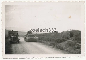 Foto Panzer III Kampfwagen der Wehrmacht auf dem Marsch in Griechenland - Bild 1 von 1