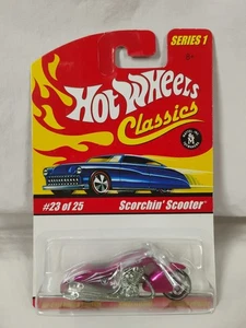 Motocicleta scooter Hot Wheels Classics Serie 1 2004 rosa #23/25 Scorchin' - Imagen 1 de 4