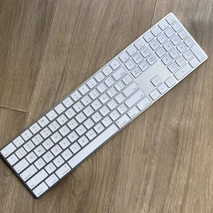 Apple Magic Keyboard A1843 Full Numeric Wireless Bluetooth White Silver - Picture 1 of 8