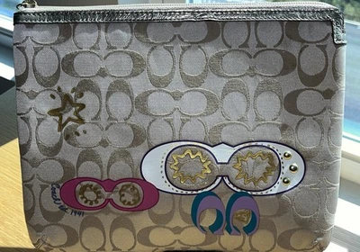 Funda para Tablet Coach Signature C iPad/Tablet Funda con Cremallera Apliques Daisy Poppy Caqui Foto 1 de 4