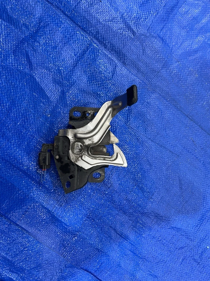 2013-2017 Honda Accord 4D. ЗАЩЕЛКА КАПОТА / OEM - Изображение 1 из 4