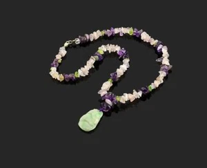 Natural Hand Carved Jade Pendant on a Necklace of Amethyst & Quartz Gemstones - Foto 1 di 3