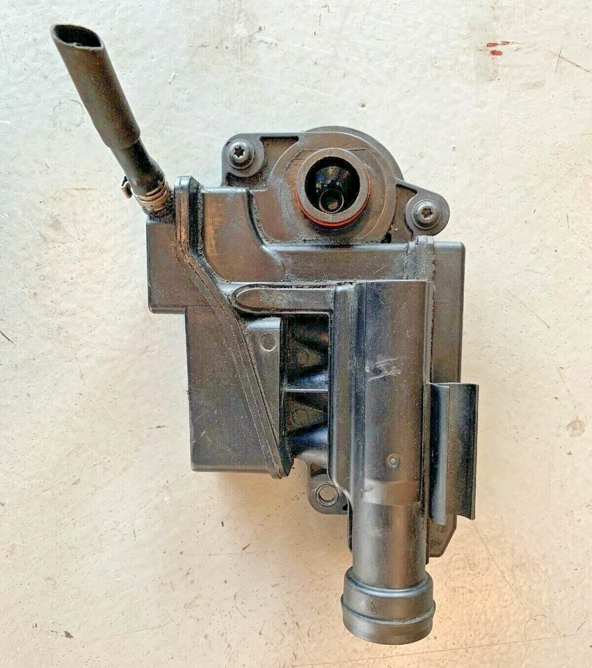 Сепаратор масла двигателя Audi A8 Quattro 4,2 л V8 2004-2010 годов выпуска 079103464F - Изображение 1 из 4