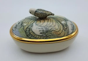 RARO JOYERO DE PORCELANA CERÁMICA ARTÍSTICA MARY LOU HIGGINS CON ADORNOS DORADOS Y PERILLA DE PÁJARO - Imagen 1 de 9