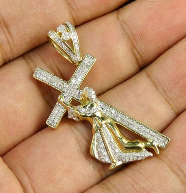 Colgante con dije de diamantes cultivados de laboratorio real para hombre "Cruz de Jesús" enchapado en dos tonos plateado Foto 1 de 4