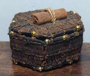 Mini caja de baratija de clavo con forma hexagonal de 2 1/2" de colección con tapa con mango de palo de canela - Imagen 1 de 10