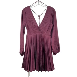 Abercrombie lila Satin Plissee hinten offen Fit & Flare Kleid Damen S Neu mit Etikett - Bild 1 von 4