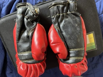 Kinder Boxhandschuhe aus den 60er Jahren Fun Item. " To Bring Back Childhood Fun - Bild 1 von 2
