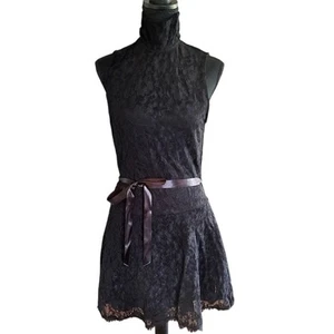 Arden B. Schwarzes hochgeschlossenes Spitzenminikleid mit Satin-Taillenband - Größe M - Neu mit Etikett - Bild 1 von 5